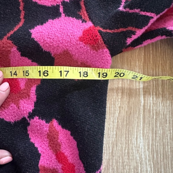 CAbi #4102 Rococo Black, Red & Pink Floral Pullover Pink Peony Sweater V-Neck XS - Picture 6 of 6